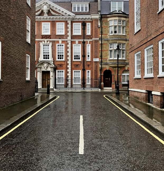 Bridgerton Tour in London - Mercato Mayfair: Stepping Inside an 1825 Church Market