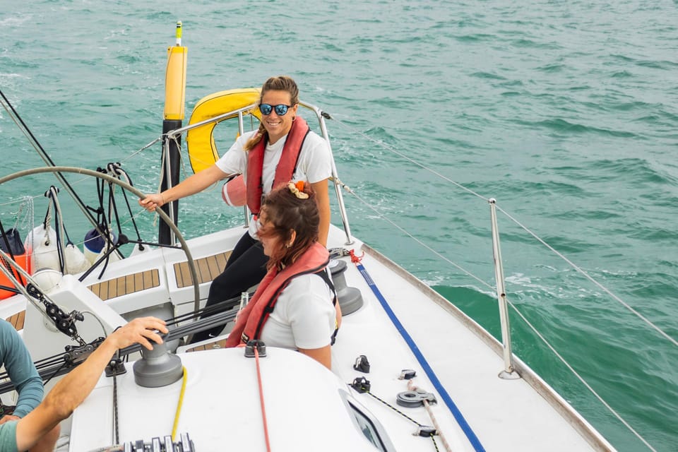 Brighton: Sailing Trip with Drinks - Chilled Sparkling Wine Meets Real Sailing Work