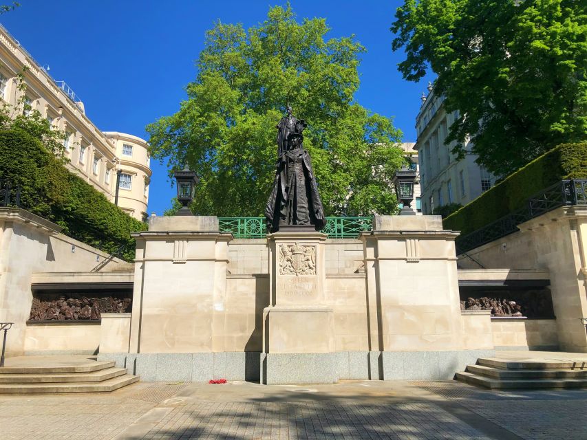 Buckingham Palace Visit and Changing of the Guard Tour - Meeting Edward VII at Waterloo Place and getting your bearings