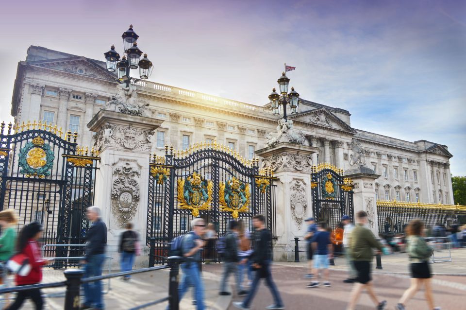 Buckingham Palace Visit and Changing of the Guard Tour - Gardens time: what the 16 hectares adds to the visit