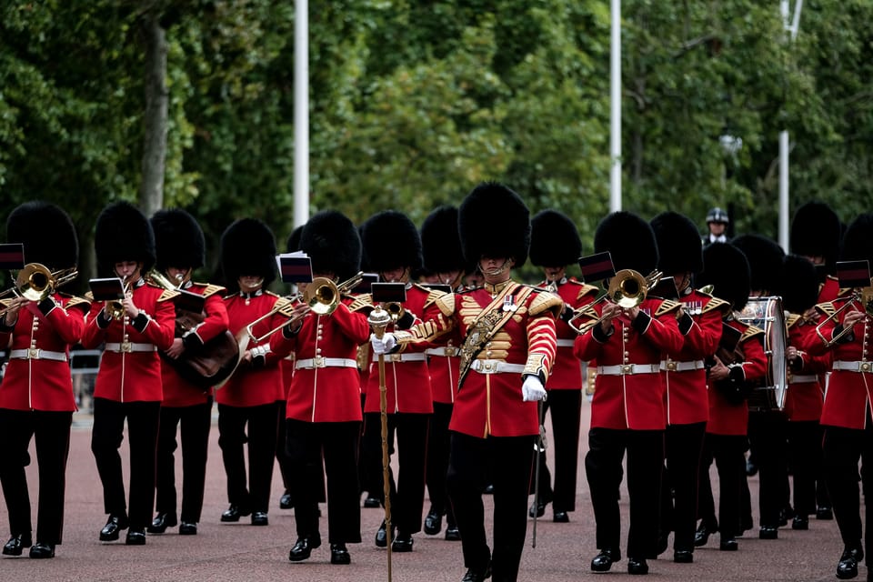 Buckingham Palace Visit and Changing of the Guard Tour - Changing of the Guard: what you’ll actually see (and what makes it click)