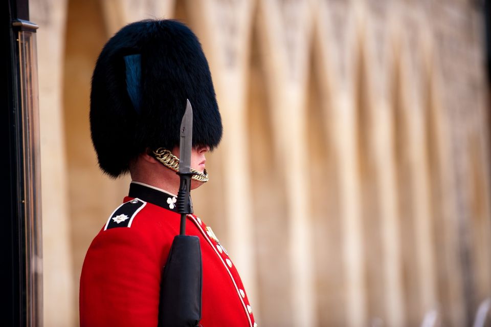 Buckingham Palace & Windsor Castle: Full-Day Tour - Lunch in Victoria: Quick Fuel Before Windsor