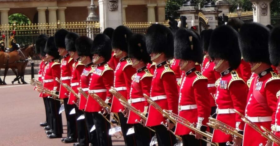 Changing of the Guard Experience in London - St James’s Park to Buckingham Palace: photo stops with real orientation
