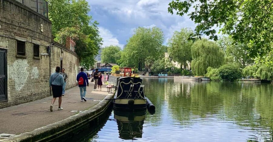 Free things to in London ☀️Outdoors - Camden Town photo stop and sightseeing block: shopping without losing your footing