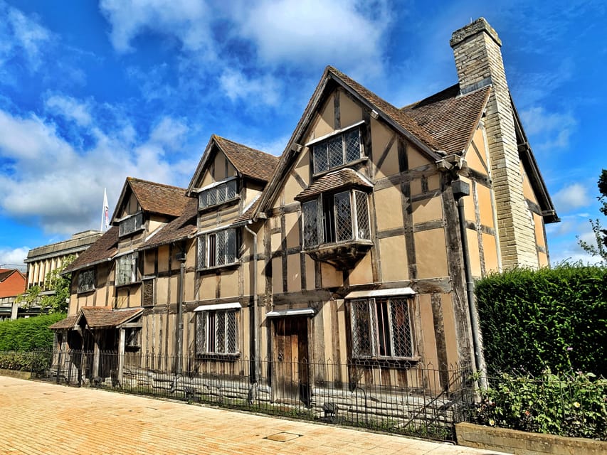 From Cambridge: Guided day trip to Stratford & The Cotswolds - The Cotswolds by coach: villages, viewpoints, and a simple country-lane walk