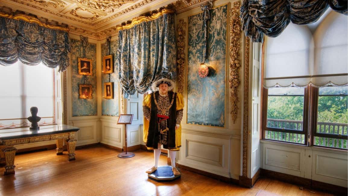 From London: Warwick Castle Day Trip by Rail - Living history displays: jousting, archery, and birds of prey