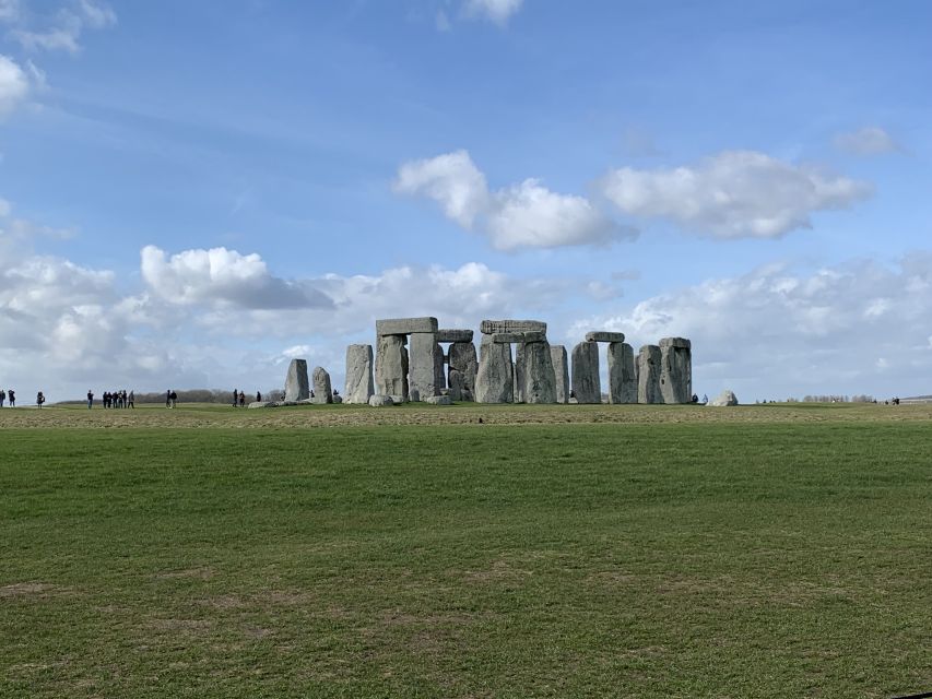 From London: Windsor Castle & Stonehenge Private Day Trip - The 12:30 Break Before Stonehenge: A 15-Minute Reset