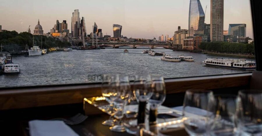 Gastronomic 6-course fine-dining dinner on Luxury London Bus - Dining and sightseeing in the same 3 hours