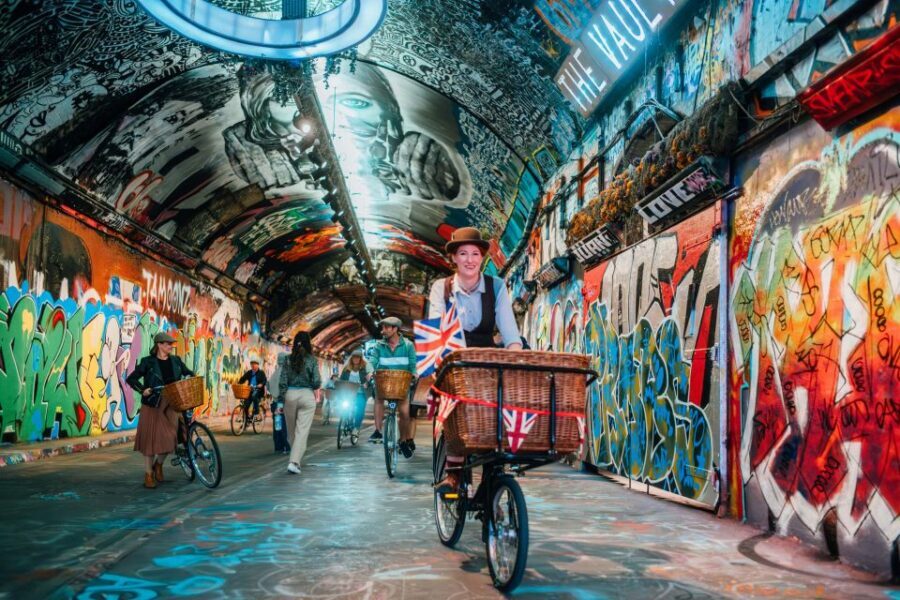 Gin Safari: Boozy London History on Two Wheels - GinCycle™ on wheels: how the booze-and-bikes format works