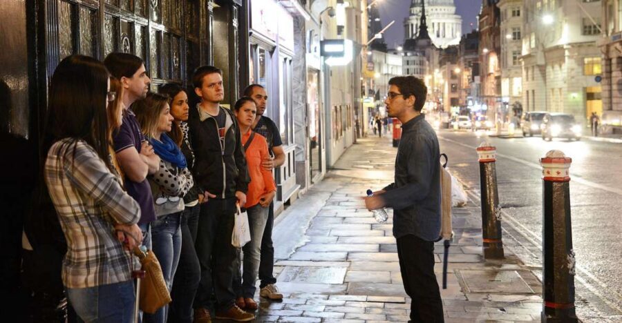 Historic pub tour with Brazilian guide (in Portuguese) - A 4-hour pub crawl built around stories, not a checklist
