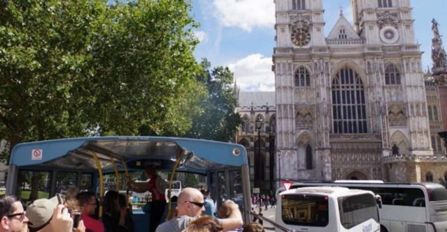 Hop-on Hop-off London Bus Tour & Westminster Abbey - Audio guides and the 3D treasure hunt app