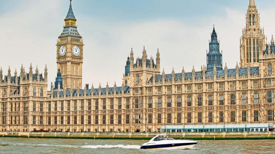 London: 2 hour private luxury yacht hire on the River Thames - Key things that make this Thames cruise work