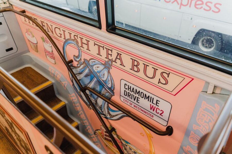 London: Afternoon Tea Bus with a Glass of Prosecco - The no-live-guide setup: how to not miss the point