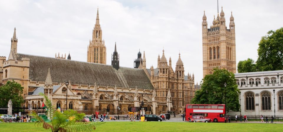 London: App-Based Walking Tour with 30 Stops - Trafalgar Square and Leicester Square: people-watching with momentum