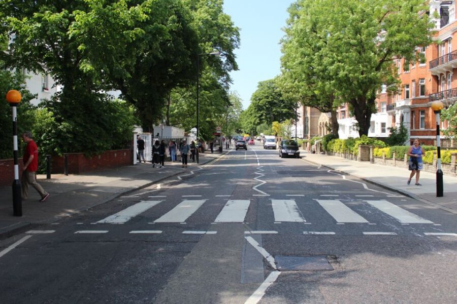 London: Beatles Tour by Black Taxi - Getting started at Sloane Square: the moment you meet the guide