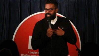 London: Boat Show Comedy Club Experience - Finding the venue and getting seated downstairs