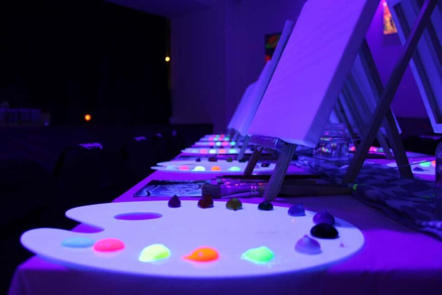 London: Bottomless Sip & Paint in the Dark - Drinks on the House: How Bottomless Works for the Night