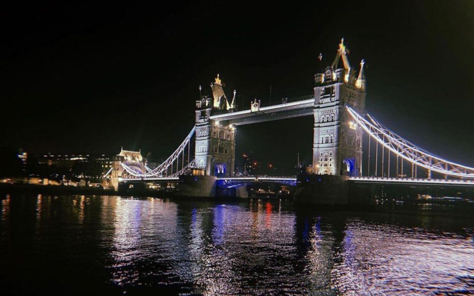 London Bridges Night Time Light Private Tour - The 2-hour flow: pickup, river time, and bridge viewing