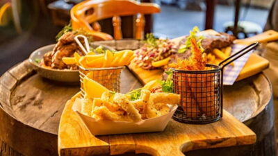 London: British Food Treasure Hunt With Gourmaze - Food included the right way: treat, pub lunch, dessert, plus mystery dishes