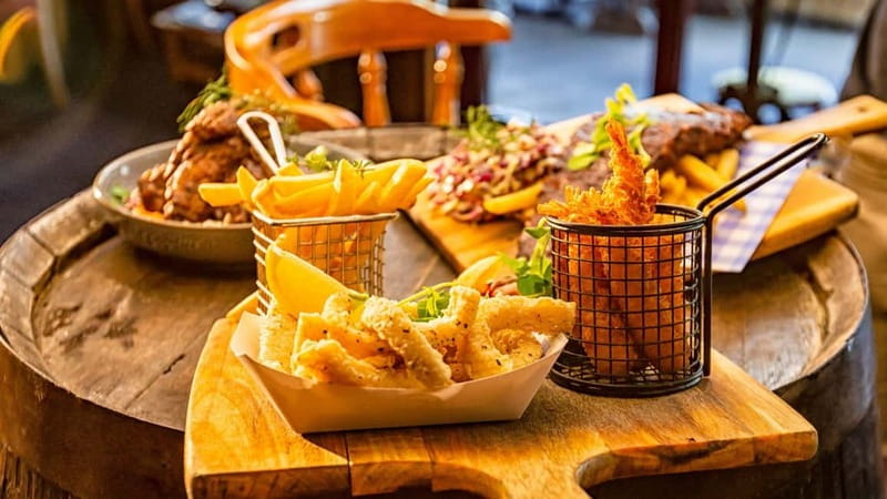 London: British Food Treasure Hunt With Gourmaze - Food included the right way: treat, pub lunch, dessert, plus mystery dishes