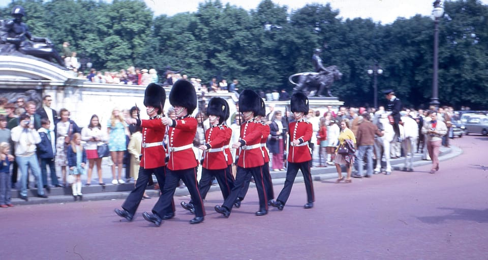 London: Buckingham Palace and Changing of the Guards Tour - Walking toward Buckingham Palace with real context