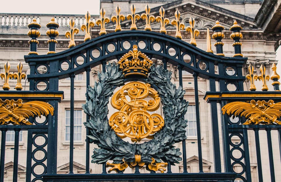 London: Buckingham Palace and Changing of the Guards Tour - The one logistics risk: finding the guide and avoiding an awkward crowd squeeze