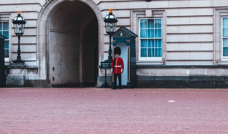 London: Buckingham Palace & Changing of the Guard Experience - How this tour makes the Buckingham Palace area make sense