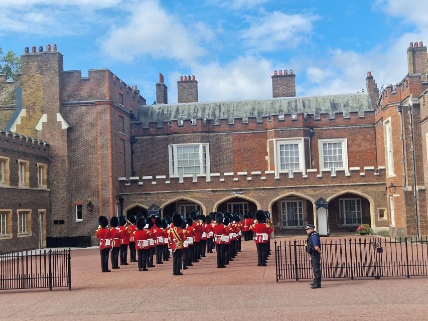 London by taxi: Highlights Tour in a real London Black Cab. - Beatles stops and Sherlock Holmes area touches