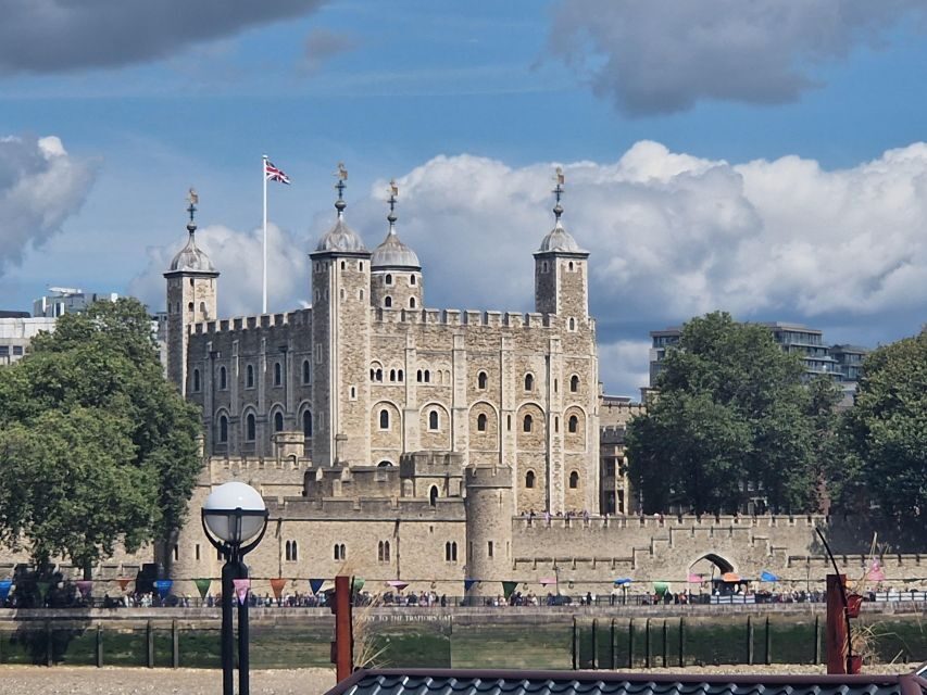 London by taxi: Highlights Tour in a real London Black Cab. - Buckingham Palace, Hyde Park, and the classic landmarks loop