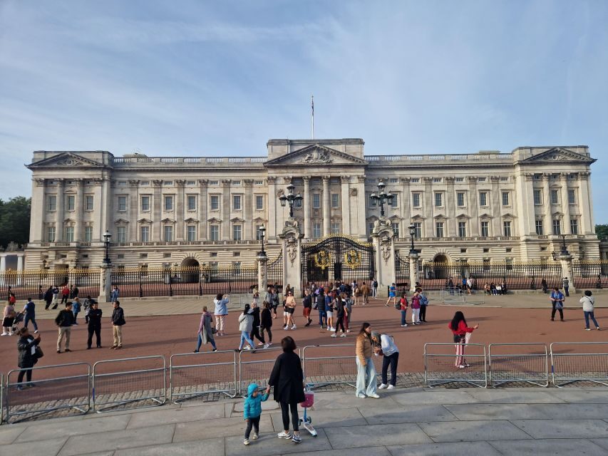 London by taxi: Highlights Tour in a real London Black Cab. - Tower of London, Tower Bridge, and HMS Belfast viewpoints