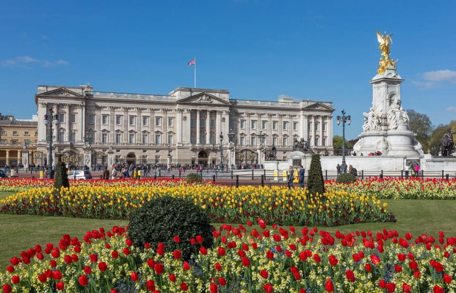 London: Changing of the Guard and Royal Palaces Walking Tour - Buckingham Palace from outside, including the balcony moment