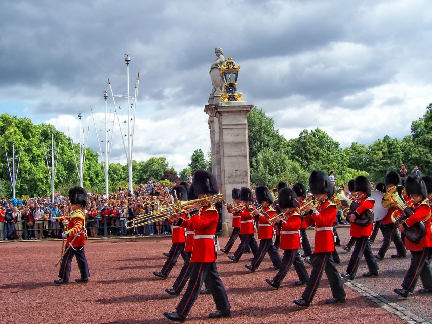 London Changing of the Guard Tour - Front Row 12 guests 2,5h - Trafalgar Square to Nelson’s Column: setting the scene before the parade