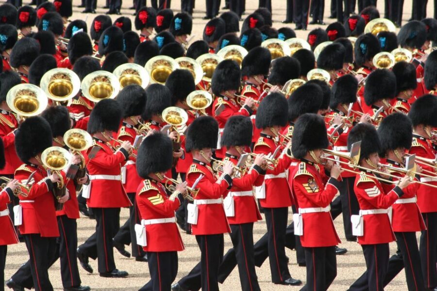 London Changing of the Guard Tour - Front Row 12 guests 2,5h - Meeting at the National Gallery’s red telephone booth (and why location matters)