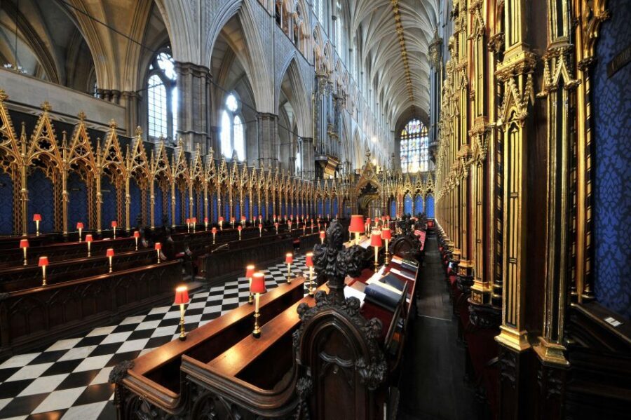 London: Changing of the Guard & Westminster Abbey - Downing Street and Parliament Square: where the walking turns into story time