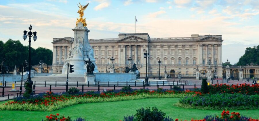 London: Changing of the Guard with a an APP - Wellington Barracks: A Stop That Makes the Soldiers Human