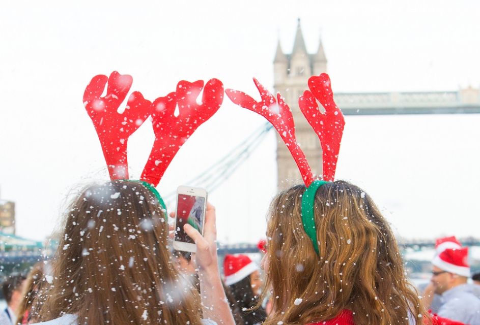London: Christmas Day Sightseeing Cruise - Live Commentary: How It Makes the Hour Feel Longer
