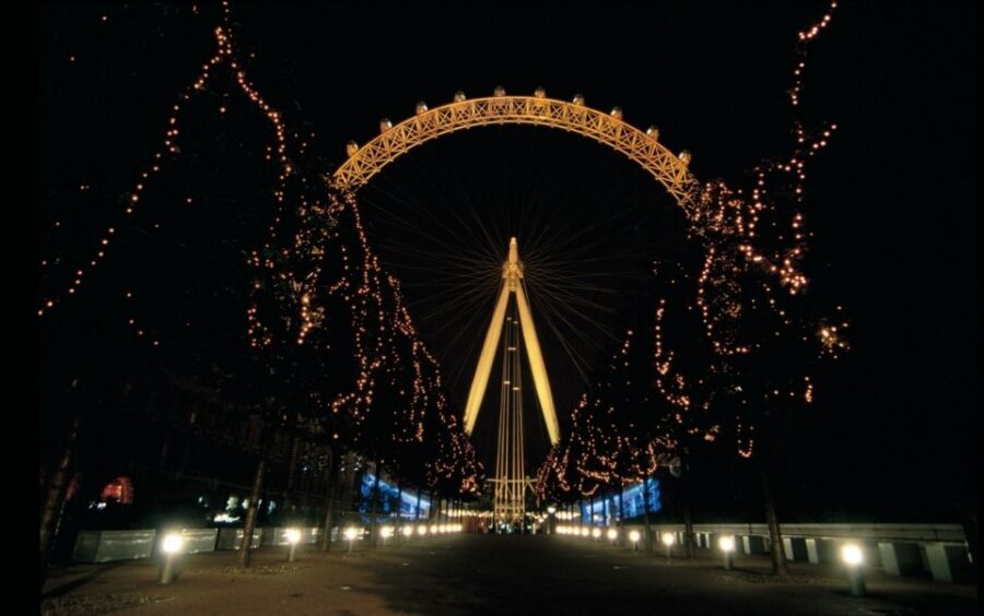 London: Christmas Lights Nighttime Bus Tour with Live Guide - The live guide: why commentary matters as much as the lights