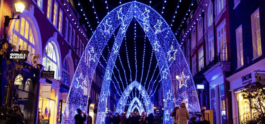 London: Christmas Lights Self Guided Walking Tour - Strand to Trafalgar Square: start strong with London’s big centerpiece
