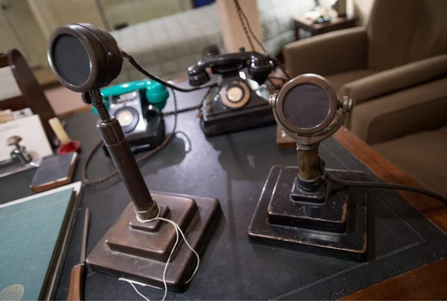 London: Churchill War Rooms Ticket & Landmarks Guided Tour - Trafalgar Square start: finding the Vox City guide fast