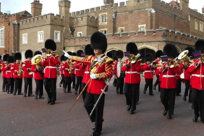 London: Essential Tour and Changing of the Guard, in Spanish - Why this Spanish Royal-Guards walk is such good value