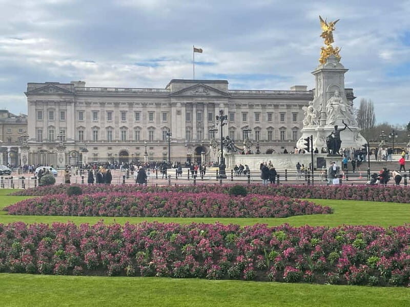 London: Essential Tour and Changing of the Guard, in Spanish - Nelson’s Column at Trafalgar Square: setting the stage