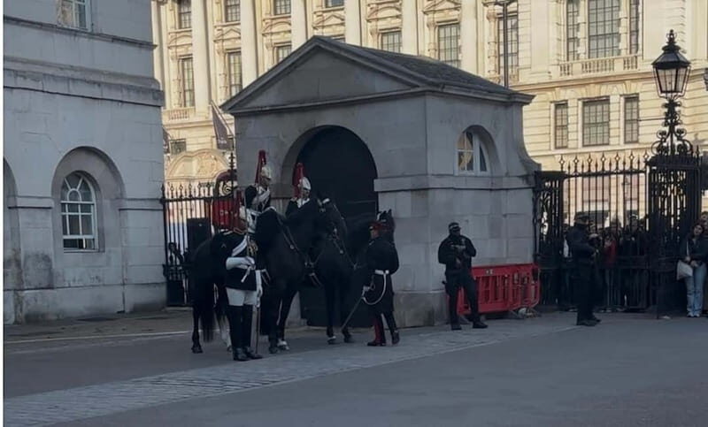 London: Essential Tour and Changing of the Guard, in Spanish - Photography tips for guards, Big Ben, and Buckingham