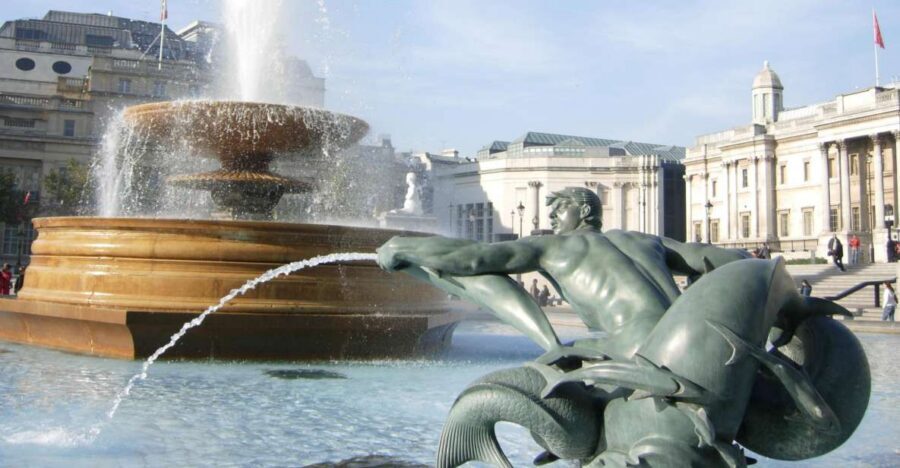 London: Famous Landmarks of the City by Car - Buckingham Palace by car: seeing the official residence without the squeeze