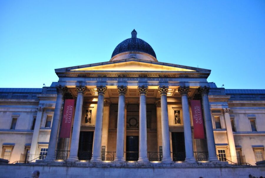 London: Famous Landmarks of the City by Car - Trafalgar Square, Nelson’s Column, and the National Gallery: a classic photo lineup with context