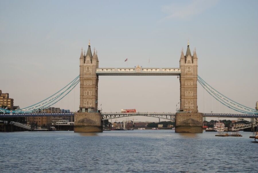 London: Famous Landmarks of the City by Car - Westminster Abbey and the Houses of Parliament: the political heartbeat, explained in plain terms