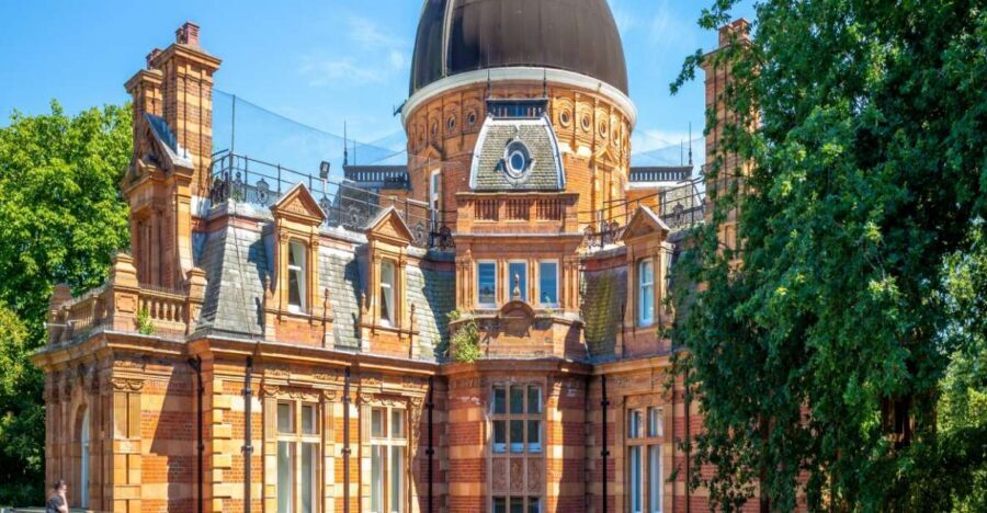 London: Greenwich Highlights Private Tour and Thames Cruise - Starting at Greenwich Theatre: the walk that sets the tone