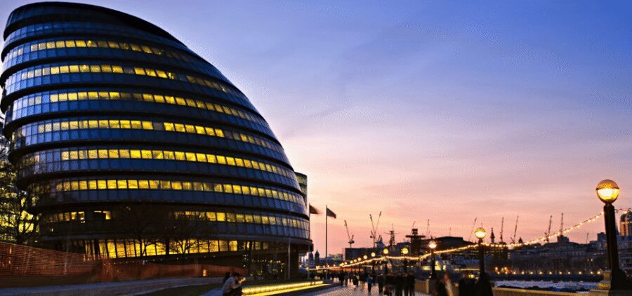 London: Harry Potter Movie Location Tour with an APP - Platform 9¾ and the Millennium Bridge: your classic photo stops
