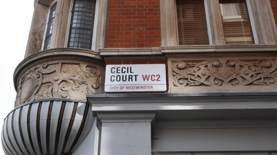 London: Harry Potter Movie Location Tour with an APP - Theatre stop, Tottenham Court Road, and the London-with-a-story feeling
