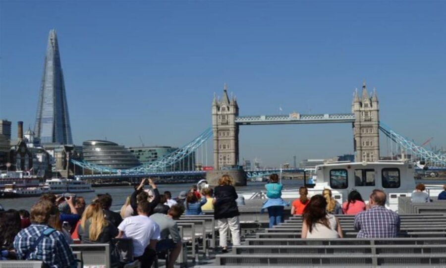 London: Harry Potter Tour, River Cruise & The London Dungeon - Leicester Square and the big landmarks: Westminster and the bridges