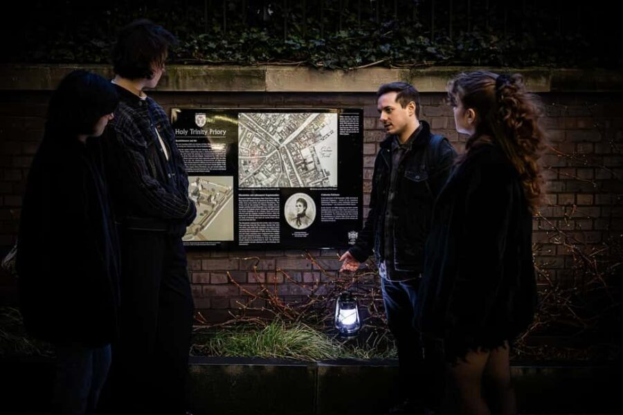 London: Jack the Ripper Interactive Tour in Whitechapel - The guides: Ripperologists who answer questions without rushing